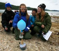 Det er mange måter å blåse opp en ballong på. Her demonstreres en av de morsomme variantene.