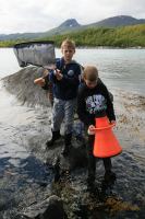 Flere av barna kombinerte lunsj med leteaktivitet i fjæra.