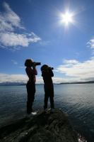 Etter flere uker med gråvær var det godt å endelig se solen. Her er det to jenter som utnytter de fine forholdene til å ta flotte landskapsbilder.