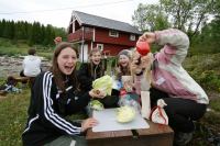 Jentegjengen som har fått ansvar for salaten ser ut til å trives.