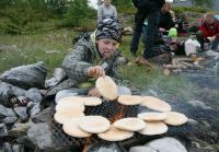 Den ansvarlige for pitabrødstekingen er dypt konsentrert.