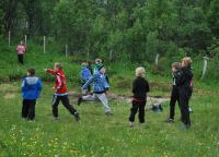 Mer aktivitet etter mat. Fotballspilling og springing på åpen slette.