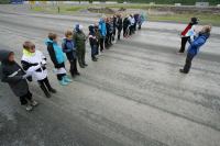 Barna klar på en rekke. Hvem klarer å komme nærmest 100 meter? Vinneren kåres ved å se på GPS'en etterpå.